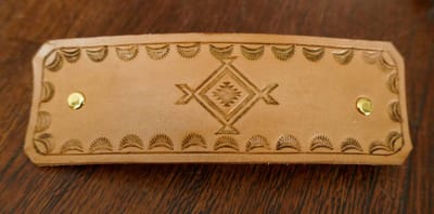 Beige leren haarclip indianen teken - sierlijke dames haarclip - lederen haarclip met design figuur - prachtige handgemaakte dames haarclip - haarclip voor dik en dun haar - stevige haarclip - natuurlijk materiaal haarclip