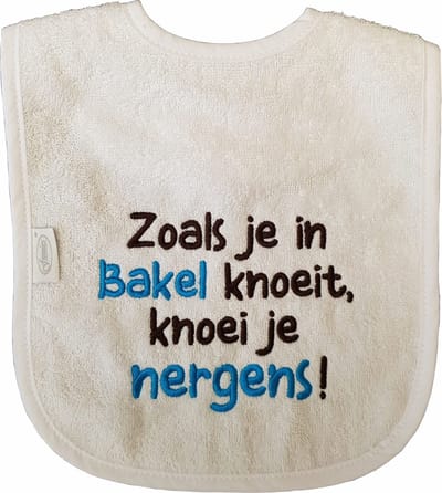Witte slab met "Zoals je in Bakel knoeit, knoei je nergens!" - babyshower, zwanger, cadeautje, kraamcadeau, grappig, geschenk, baby, tekst, plaatsnaam, noord-brabant