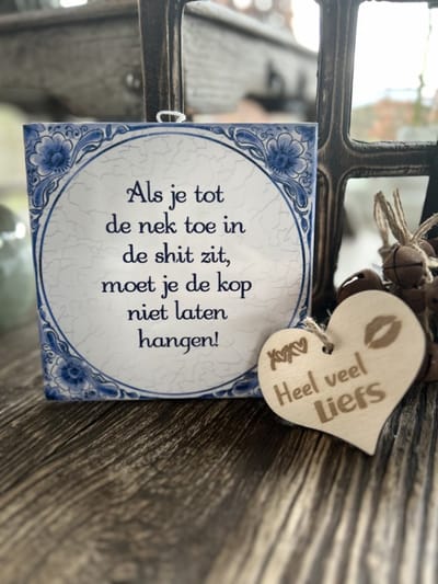 Creaties van Hier - Tegeltje Tot de nek met houten hartje - 15 cm – Keramiek