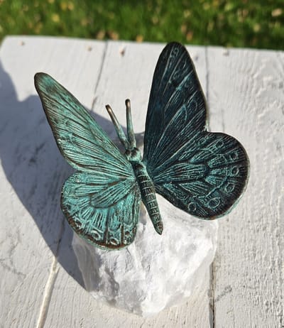 Vlinder op rots groen MASSIEF BRONS 12 cm hoog - bronzen beeld - tuinbeeld - hoogkwalitatief brons - decoratiefiguur - interieur - accessoire - voor binnen - voor buiten - cadeau - geschenk - kerst - nieuwjaar - verjaardag