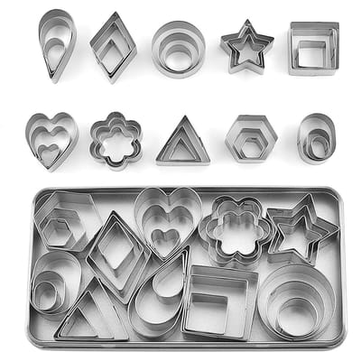 Dailygoods- Koekjesvormers 30 Stuks - Roestvrij Staal - Verschillende Vormen - Handige Set - Metalen Doos - Duurzaam en Weerstand tegen Vervorming - Bakvormpjes