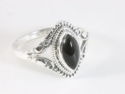 Fijne bewerkte zilveren ring met onyx - maat 16.5