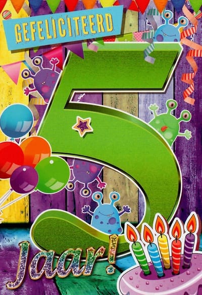 Gefeliciteerd! Je bent 5 jaar geworden! Een leuke kaart met een afbeelding van ballonnen, slingers, een taart en kikkers. Een leuke kaart om zo te geven of om bij een cadeau te voegen. Een dubbele wenskaart inclusief envelop en in folie verpakt.