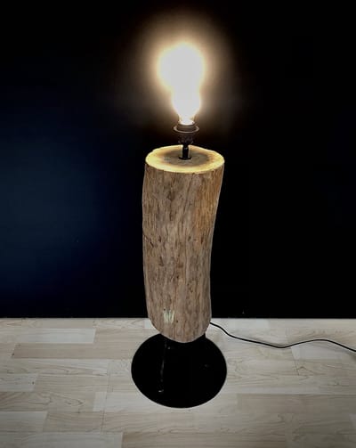 Lamp Nina Wood and Iron feet 80 cm hoog - staande vloerlamp - lamp industrieel - handgemaakt - industriestijl - landelijk - verlichting voor binnen - voor uw interieur - metaal - tropisch gedroogd hout - interieurdecoratie - woonaccessoire - cadeau