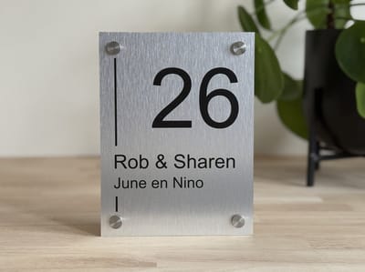 Naambordje / huisnummer voordeur strak lijnen 15x20cm met rvs afstandhouders