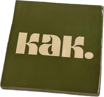 Hippe tegeltje met tekst: KAK. | Olijfgroen met beige | Gepersonaliseerde cadeau | Hippe Spreuktegel | Nieuwe woning cadeau | Housewarming cadeau