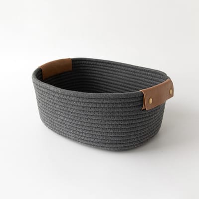 Kleine katoenen mand met PU-leren handvat, geschikt voor het opbergen van baby- en kinderkleding, speelgoed, snoep en cadeautjes. Gemaakt van katoenen touw, geschikt voor in de woonkamer, badkamer, douche of als wasmand. Kan ook gebruikt worden als h