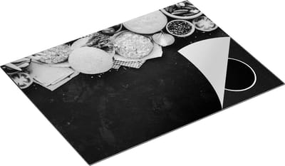 Chefcare Inductie Beschermer Hamburger Ingrediënten op een Marmeren Plaat - Zwart Wit - 70x50 cm - Afdekplaat Inductie - Kookplaat Beschermer - Inductie Mat