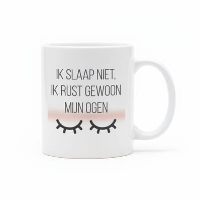 Grappige Slaap Quote Mok – “Ik Slaap Niet, Ik Rust Gewoon Mijn Ogen” – Keramische Koffiebeker voor Thuis, Kantoor & Relaxliefhebbers