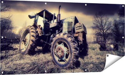 Gards Tuinposter Oude Tractor op het Grasveld - Trekker - 140x70 cm - Tuindoek - Tuindecoratie - Wanddecoratie buiten - Tuinschilderij