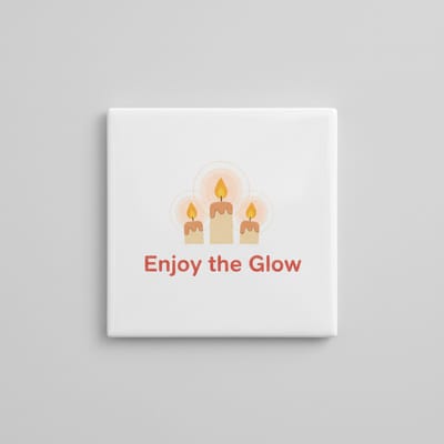 Inspirerende Tekst Keramische Wandtegel “Enjoy the Glow” – Kaars Illustratie Rustgevende Woondecoratie – 15 x 15 cm