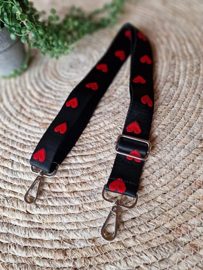 Bag strap Zwart met Hartjes Rood - Zilver Metaal - Tassenriem - Schouderband - Schouderriem tas - Tassen riem - Tas hengsel - Tassen band - gitaar strap - cameratas band - cross body - verstelbare riem - bag belt - handtas bandje