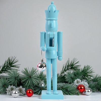 Blauwe houten notenkraker met kerstbal – 38 cm hoog – FSC-gecertificeerd