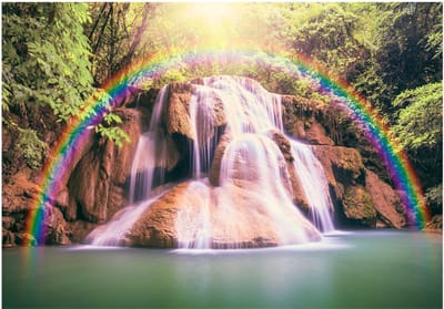Fotobehangkoning - Behang - Vliesbehang - Fotobehang Waterval en Regenboog - Magical Waterfall - 150 x 105 cm