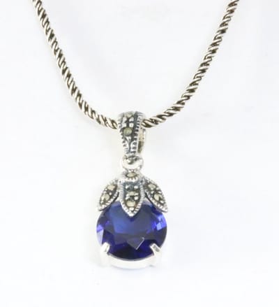 Fijne zilveren hanger met blauwe saffier en marcasiet aan ketting