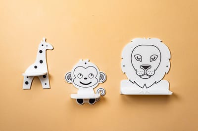 CozyCollections –Kinderboekenkast - Boekenrek - Speelgoedkast - Wandplaken - Dieren Wandrek Set – 3-delig (Giraf, App & Leeuw ) – Houten Wandplanken Kinderkamer