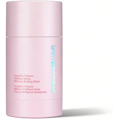 Cupid's Charm Glossy Shine Strong Styling Stick - 30 g, Haargladmakende Wax Stick, Controle tegen pluizig haar, Elegante Sticks, Langdurige Fixatie, Strakke Look in 1 Swipe, Niet Plakkerig & Niet Vettig, Schilfervrij & Geen Witte Vlekken, Cranberrygeur. Geschikt voor alle haartypes | Steil, Golvend, Krullend, Kroeshaar Geschenk Roze Make-up Strand Festivals Haarverzorging Vakantie Zomer Haaraccessoires Terug naar school Reis