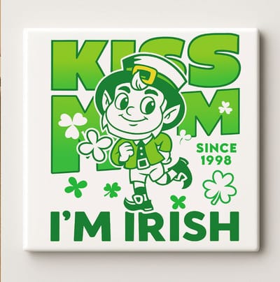 Kiss Me I’m Irish Tegel 15x15cm – Grappige St. Patrick’s Day Keramische Wandtegel met Kabouter Ontwerp, Perfect Iers Cadeau of Woondecoratie