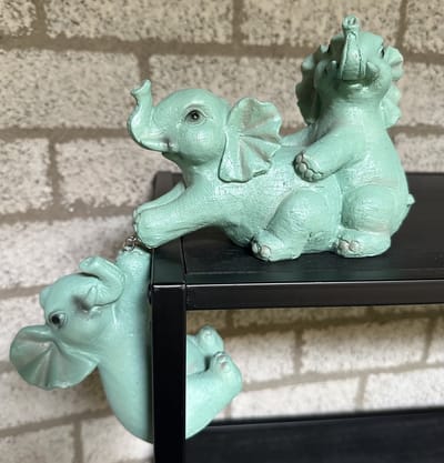 Polyresin (tuin) dieren aan elkaar "Spelende Olifanten" - Set van 3 stuks - Combinatie staand en hangend - meerkleurig - Hoogte 15 x 20 x 10 cm - Woonaccessoires - Tuinaccessoires - Tuindecoratie