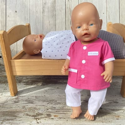Poppenkleertjes - Zuster- Verpleegster - Roze - Jasje -Broekje - Mt 43