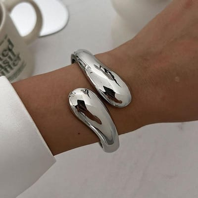 Onregelmatige Waterdruppel Metaal Brede Veer Armbanden Vintage Geometrische Punk Armbanden Voor Vrouwen Statement Sieraden gray