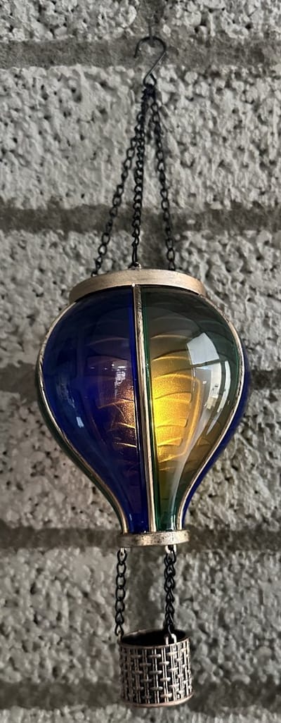 Decoratieve solarlamp luchtballon " met flame LED " - groen+blauw verticaal - kunststof - hangend model - hoogte 37 x dia 11 cm - Tuindecoratie - Tuinverlichting