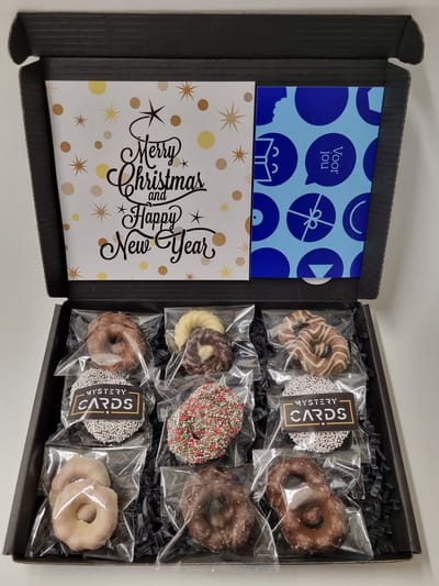 Kerstkransjes Proeverij Pakket - 9 smaken met BOL.com cadeaukaart ter waarde van 20 euro | Mystery Card 'Merry Christmas & Happy New Year' met persoonlijke (video)boodschap | Kerstpakket | Kerst Cadeaubox  | Chocolade Cadeau | Brievenbusbox