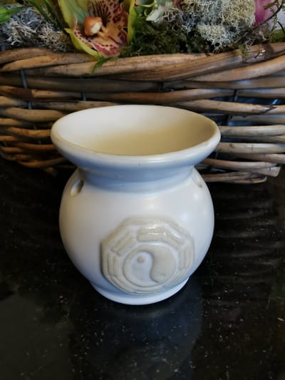 Oliebrander - waxmeltbrander  in wit aardewerk met yin yang motief Geurbrander