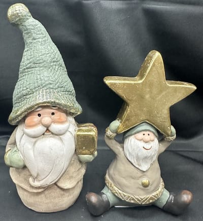 Kerstbeeldjes - Set van 2 Kerstmannen - polyresin - Kerstman met cadeau & Kerstman met ster - meerkleurig + goud - hoogte 19 x 9 x 6 cm - Kerstdecoratie - Woonaccesoires - Kerst acce