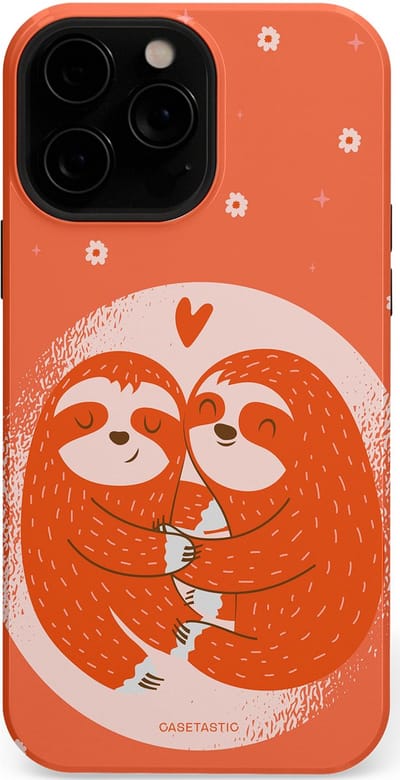 Casetastic Hoesje Geschikt voor Apple iPhone 13 Pro Max Magsafe - Stijlvolle Beschermende Duo-layer Case - Oranje Pastel Roze Liefdes Koppel Luiaard