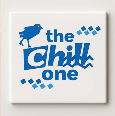 Grappige Tegel “The Chill One” – 15x15 cm Keramische Muurtegel – Coole Blauwe Vogel Ontwerp, Rustige Woon- of Kantoordecoratie Cadeau