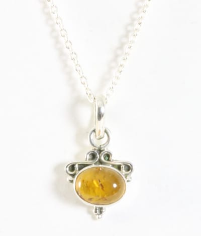 Fijne bewerkte zilveren hanger met amber aan ketting