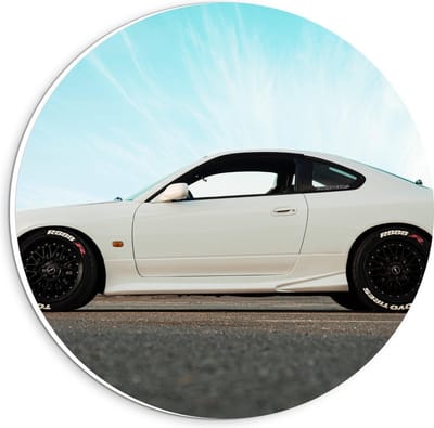 Forex Wandcirkel - Gave Witte Auto - 20x20cm Foto op Wandcirkel (met ophangsysteem)