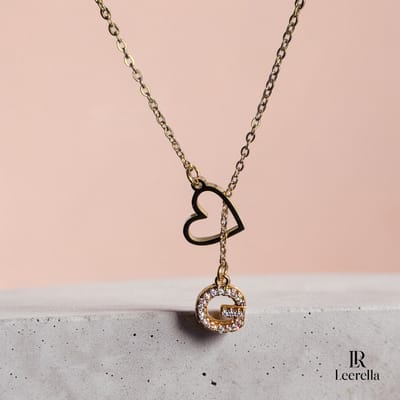 Leerella Goudkleurige | G | Initial Ketting met Hart en Letter Hanger – Gepersonaliseerde RVS Ketting met Zirconia Steentjes – 60 cm Collier