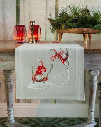 Vervaco - Loper kit - Kerst - Kerstkabouters op ski's - PN-0173615 - Borduren - Borduurpakket - Borduurpakket volwassenen - Borduurpakket kind