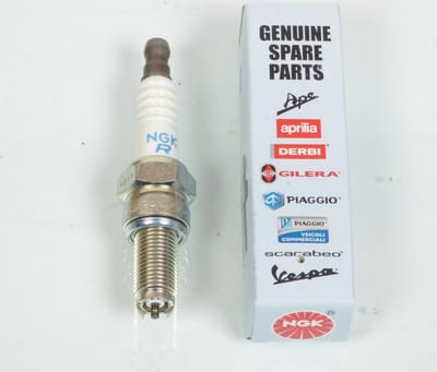 Bougie d'allumage NGK CR8EKB / 639687 pour scooter Piaggio 300 MP3 2010 à 2018