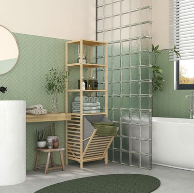 MEUNIQ Badkamerrek van bamboe 44 x 33 x 160 cm met 3 open planken, uittrekbare stoffen wasmand, omvalbeveiliging en verhoogde sokkel voor badkamer, naturel