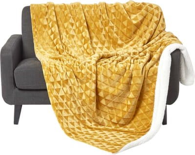 Homescapes Cosy Velvet Triangle Deken - Sherpa Deken Mosterdgeel 130 x 160 cm