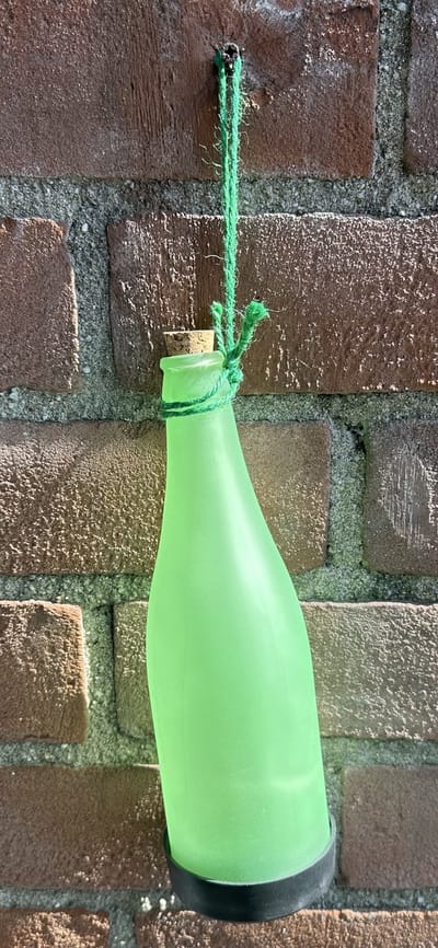 Glazen solarlamp fles in neon kleur - groen - met 1 witte LED - staand of hangend model - hoogte 24 cm x 7.3 x 7.3 cm - Tuindecoratie - Tuinverlichting