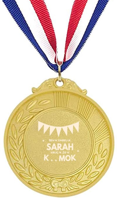 Akyol - ben ik eindelijk sarah krijg ik zon k mok medaille goudkleuring - Hoera 50 jaar - familie - cadeau