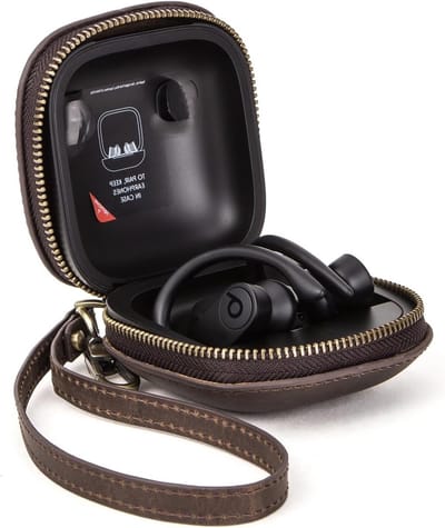 Beschermhoes voor Beats Powerbeats Pro van Echt Leer, Draagbare Case met Polsband en Sleutelhanger (Koffiebruin) - Ideaal voor Reizen en Sportgebruik