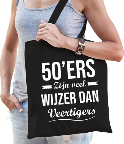 50ers zijn veel wijzer dan veertigers cadeau tas zwart voor dames cadeau / verjaardag / Sarah katoenen tas zwart voor dames - 50 jaar - kado tas / tasje / shopper
