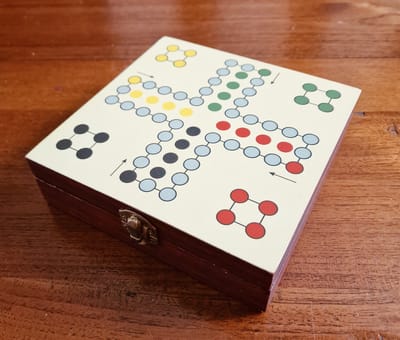 Reis set in houten kistje : Mens erg je niet en 2 sets speelkaarten.