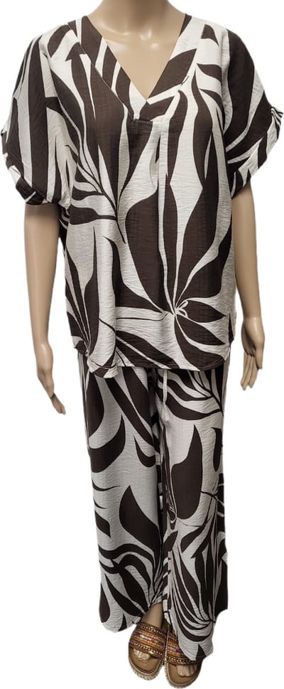 Dames - Zomerset - Broek Wide Leg - Shirt Korte mouwen - Los Vallend - Getailleerd - Merk Bella Sirena - Kleur Bruin/Creme Bladeren Print - Maat M/L 38-40
