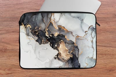 Laptophoes 13 inch - Marmer print - Zwart - Wit - Goud - Luxe - Abstract - Laptop sleeve - Binnenmaat 32x22,5 cm - Zwarte achterkant - Back to school spullen - Schoolspullen jongens en meisjes middelbare school - Macbook air hoes - Chromebook sleeve
