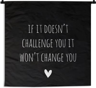 Wandkleed - Wanddoek - Engelse quote "If it doesn't challenge you it won't change you" op een zwarte achtergrond - 60x60 cm - Wandtapijt