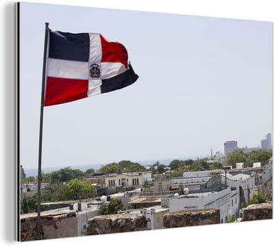 Aluminium schilderij 180x120 cm - Wanddecoratie metaal - De Dominicaanse vlag boven Santo Domingo - Metalen muurdecoratie woonkamer - Decoratie industrieel - Foto op dibond - Industriële accessoires slaapkamer