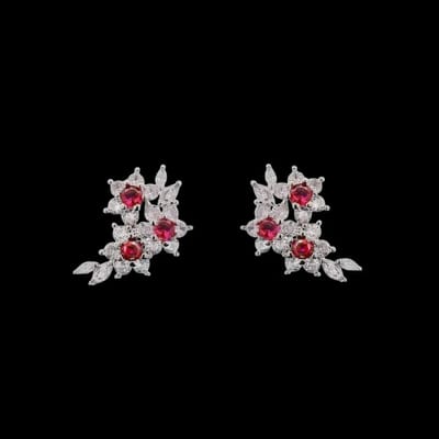 Victoria Valenza Zilverkleurige Multibloem Oorbellen met Rode Zirkonia Stenen - Oorknoppen - Zilverkleurig - Bloem oorbellen - Zirkonia