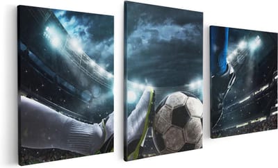 Artaza Canvas Schilderij Drieluik Voetbal Sliding Op De Bal In Het Stadion - 120x60 cm - Wanddecoratie Woonkamer - Schilderijen - Muurdecoratie
