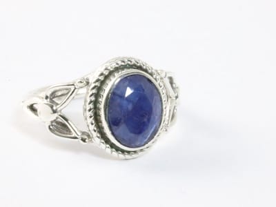Opengewerkte zilveren ring met blauwe saffier - maat 16